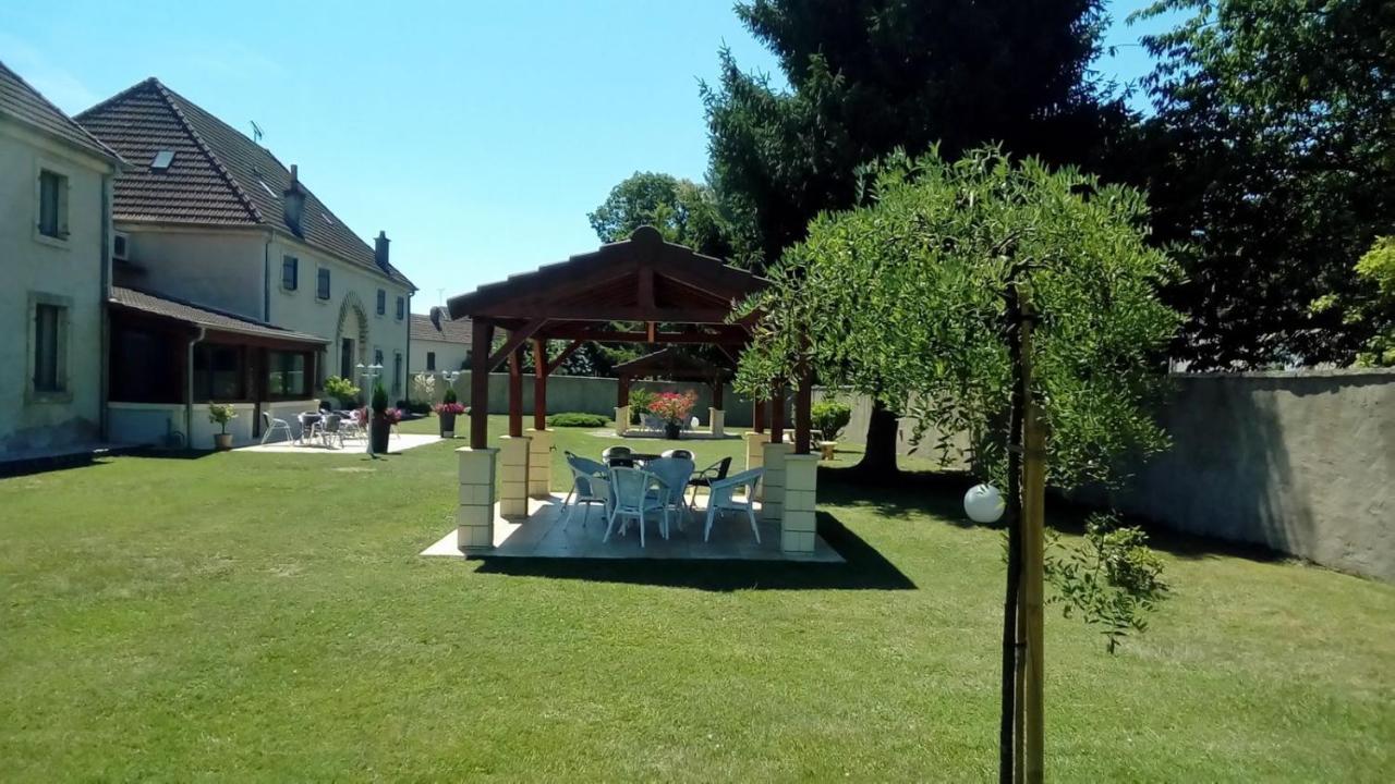 Hotel Le Domaine Des Papillons Beaujeu-Saint-Vallier-et-Pierrejux Exterior foto