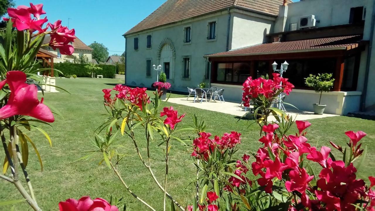 Hotel Le Domaine Des Papillons Beaujeu-Saint-Vallier-et-Pierrejux Exterior foto